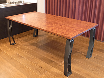 �_�C�j���O�e�[�u��